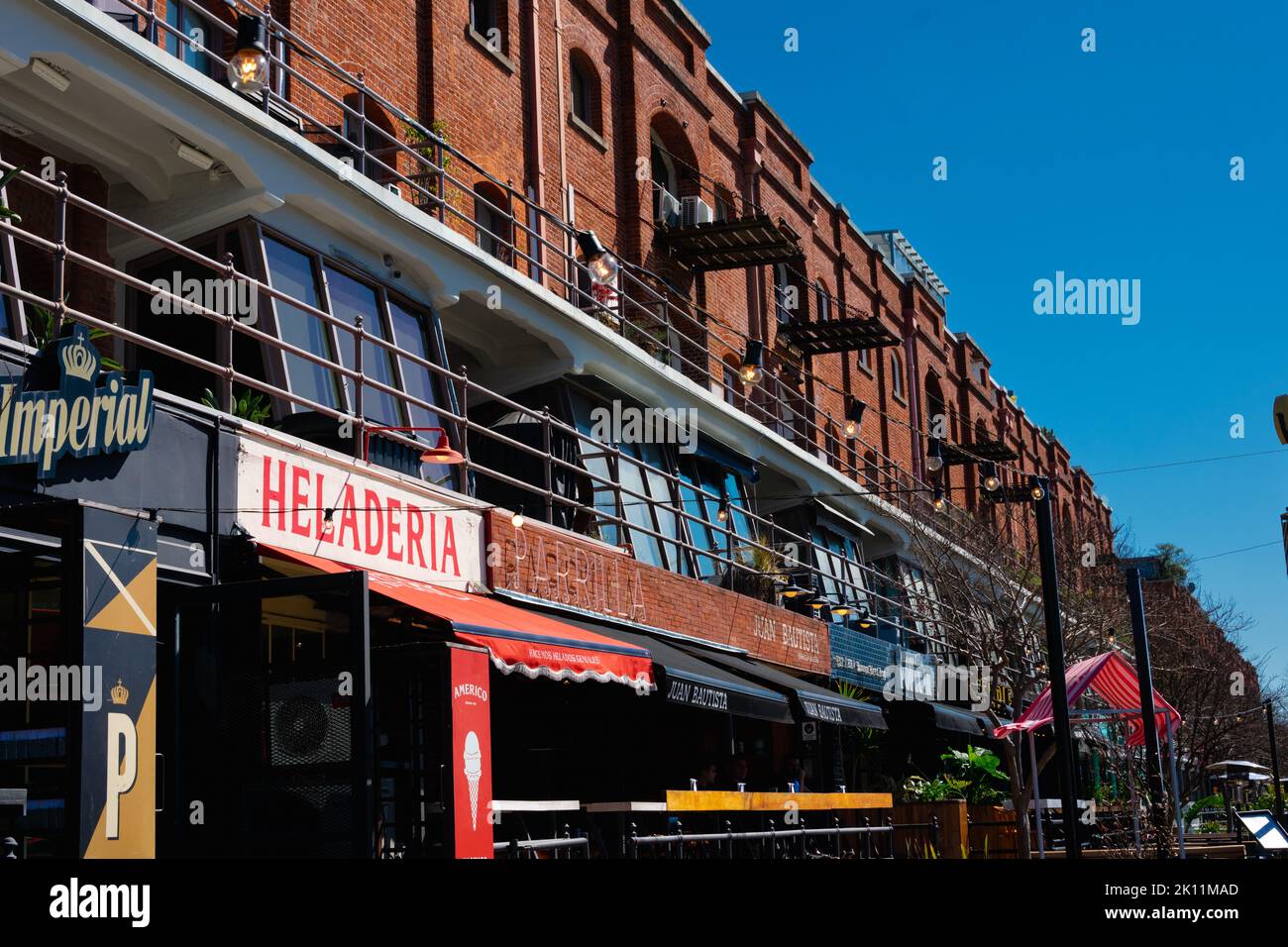 Buenos Aires, Argentinien. 04. September 2022. Restaurants im Viertel Puerto Madero Stockfoto