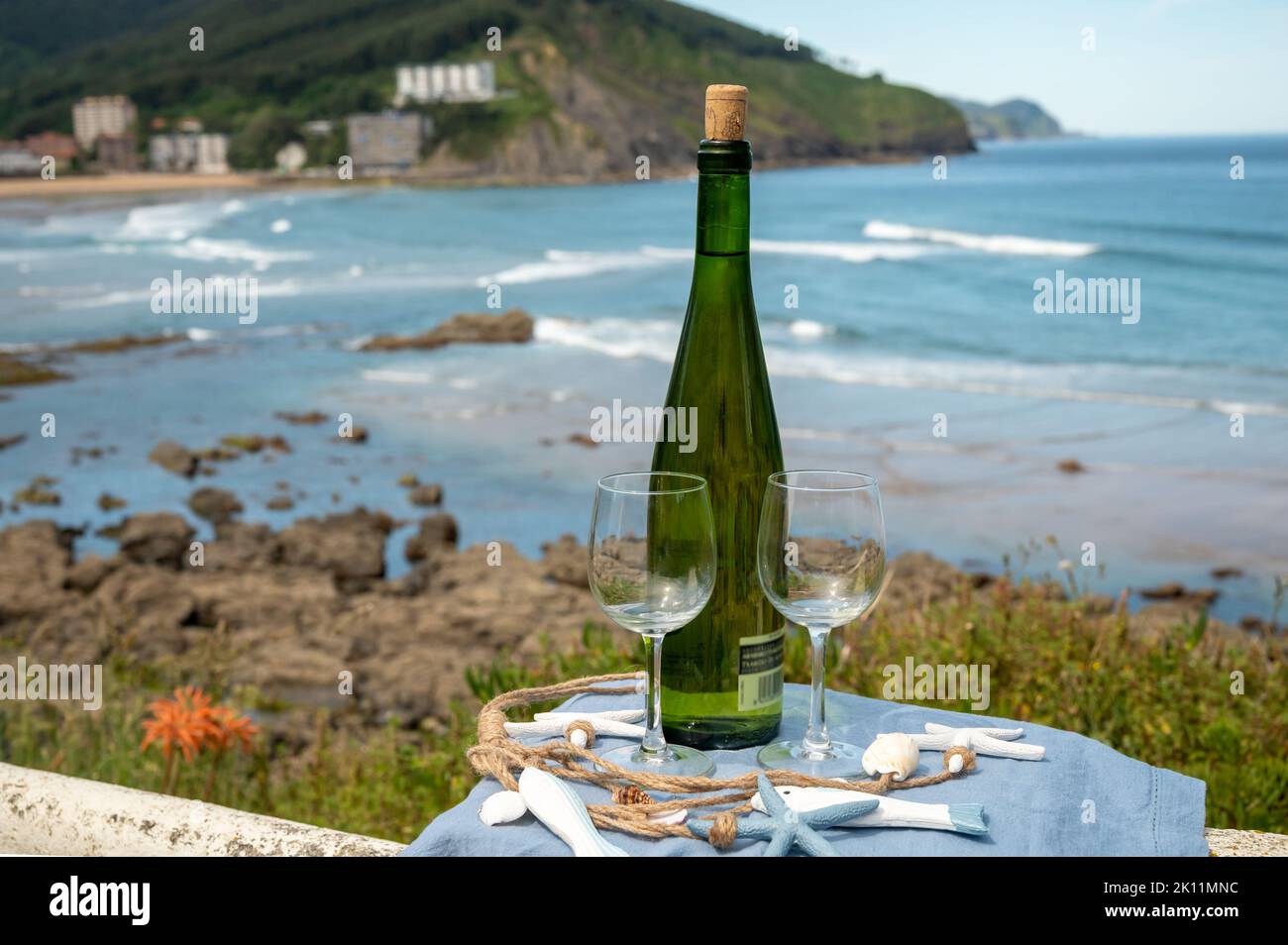 Verkostung von Txakoli oder chacolí leicht prickelndem, sehr trockenem ...