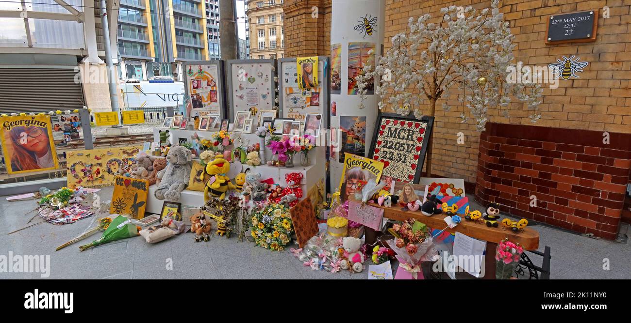 Manchester Arena Bombendenkmal, Blumen, Karten, Nachrichten, in Victoria Station, 22. Mai 2017 - Gedenkstätte für die Lichterlade Stockfoto