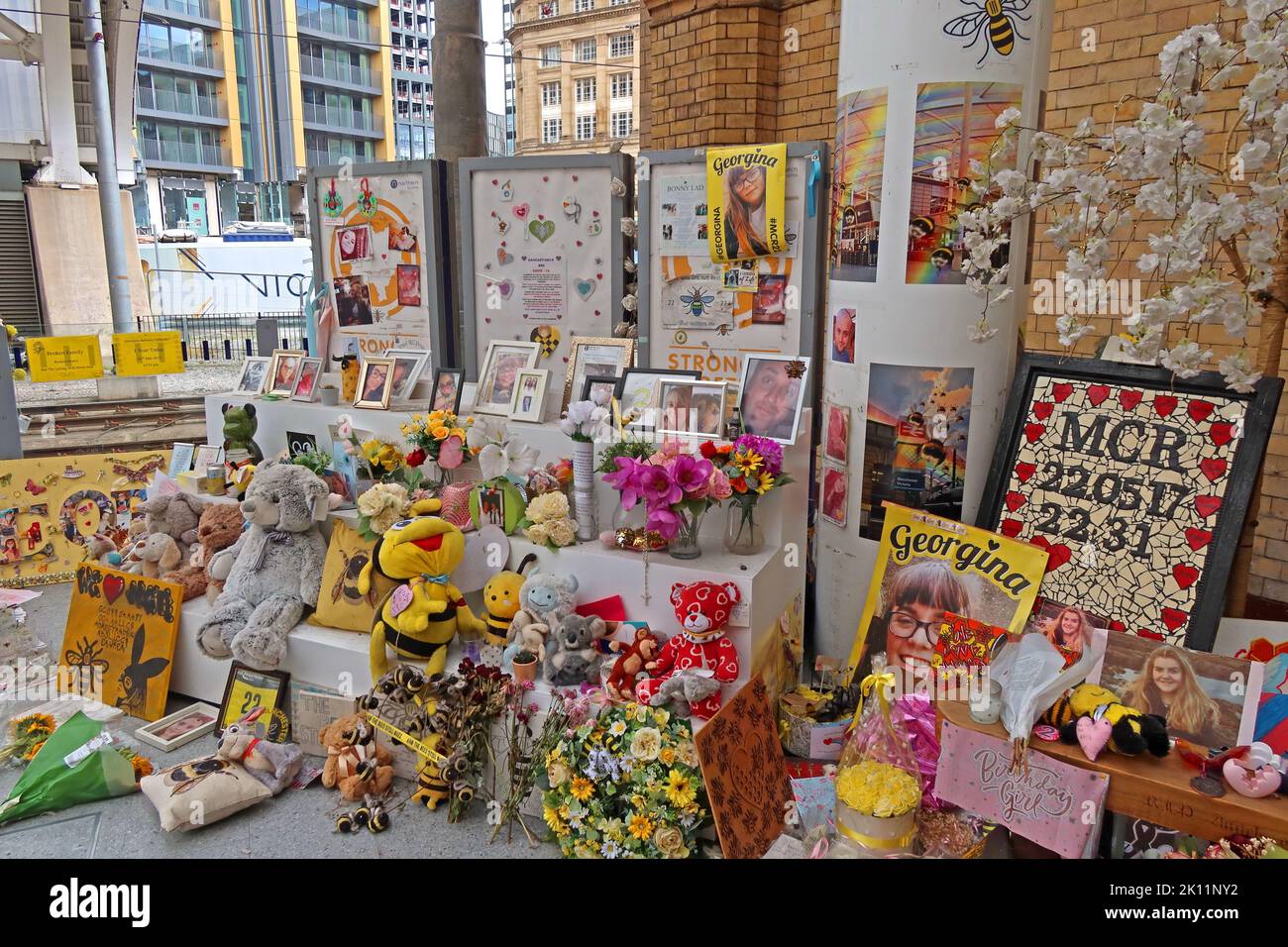 Manchester Arena Bombendenkmal, Blumen, Karten, Nachrichten, in Victoria Station, 22. Mai 2017 - Gedenkstätte für die Lichterlade Stockfoto