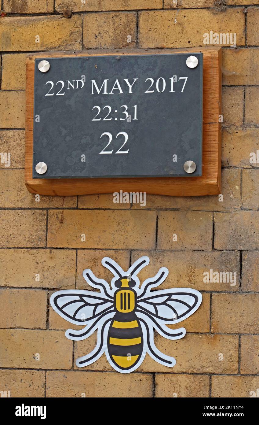 Manchester Arena Bombendenkmal, Blumen, Karten, Nachrichten, in Victoria Station, 22. Mai 2017 - Gedenkstätte für die Lichterlade Stockfoto