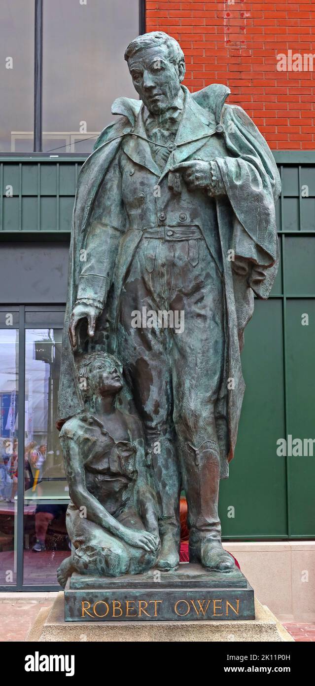 Robert Owen Statue, Ecke Balloon Street und Corporation Street, Manchester, England, UK, dies ist eine Kopie einer Skulptur, die von Gilbert Bayes 1994 entworfen wurde Stockfoto