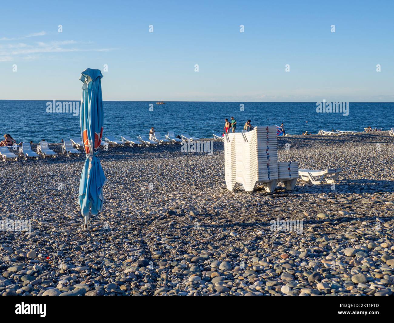 Batumi, Georgia. 09.09.2022 Strandbetten. Gefaltete Betten. Ende der Saison. Bei Sonnenuntergang. Strandurlaub. Resort am Meer. Stockfoto