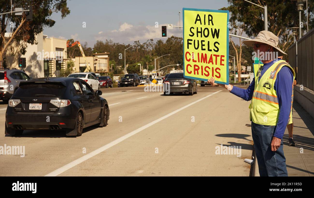 San Diego, Kalifornien, USA. 13. September 2022. Ein Veteran protestiert am 13. September 2022 gegen die Miramar Air Show in der Nähe der Autobahn I-15 in San Diego, Kalifornien, USA. Eine Gruppe von Veteranen, die im westlichen US-Bundesstaat Kalifornien leben, begann am Dienstag entlang der I-15, einer wichtigen Autobahn zwischen Los Angeles und San Diego, eine Reihe von Protesten, die das US-Militär aufforderte, die Miramar Air Show abzusagen und andere Maßnahmen zur Bewältigung der Klimakrise zu ergreifen. UM ES MIT "Feature: US-Veteranen" zu SAGEN, warnen Proteste vor einer Verbindung zwischen Militarismus und Klimakrise. Quelle: Zeng Hui/Xinhua/Alamy Live News Stockfoto