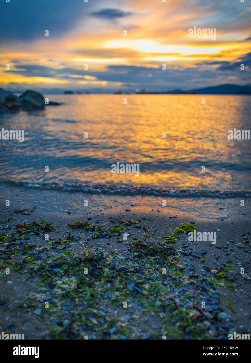 Sonnenuntergang über dem Strand. Wunderschöner Sonnenuntergang am Pazifik in Kanada. Reisefoto, selektiver Fokus, verschwommen, Kopierbereich für Text Stockfoto