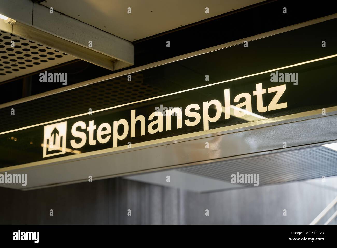 Schild, das auf den Ausgang der Wiener U-Bahn in Richtung Stephansplatz zeigt Stockfoto