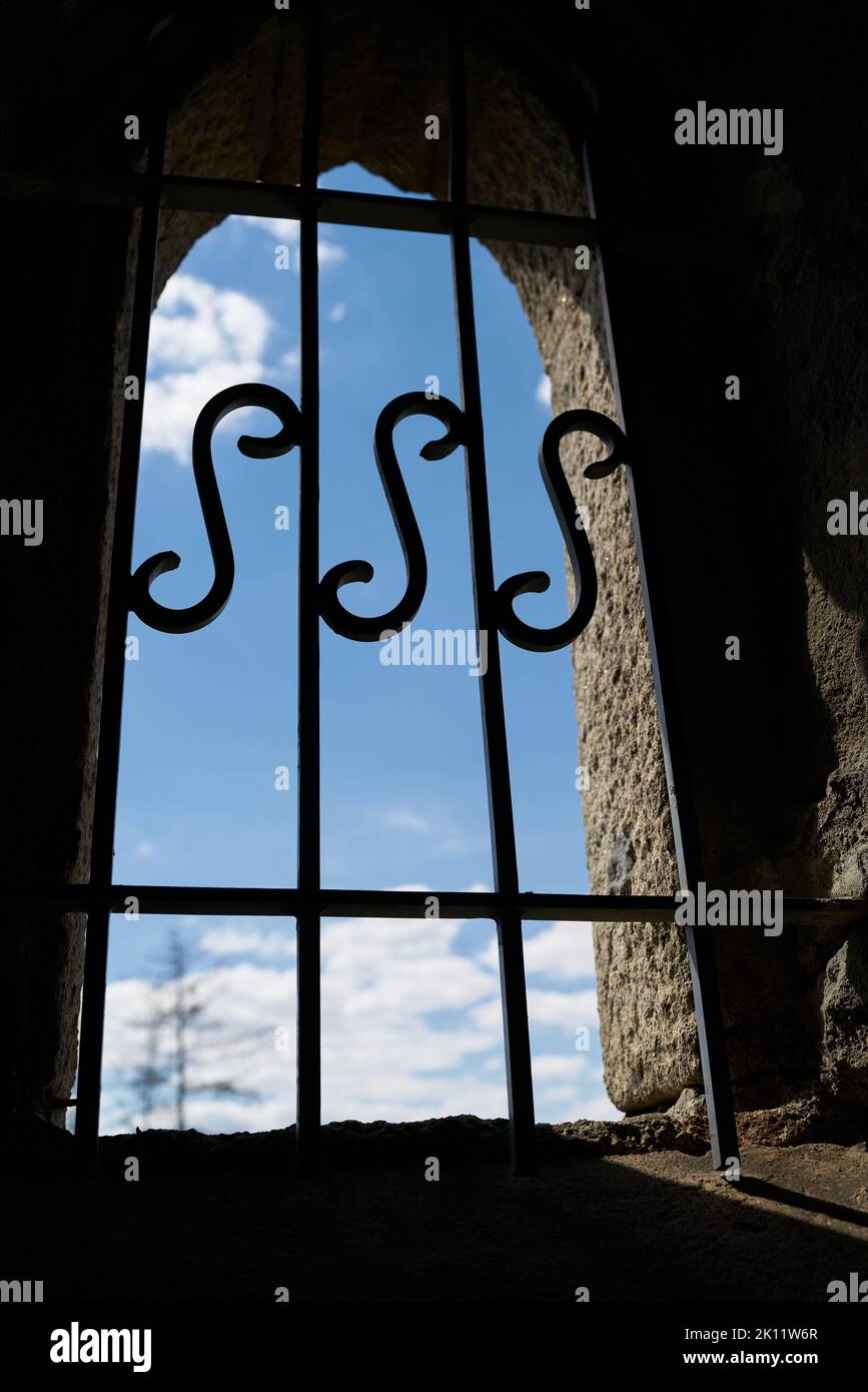 Schmiedeeiserner Fenstergrill am historischen Kaiserturm von 1902 in Wernigerode in Deutschland Stockfoto