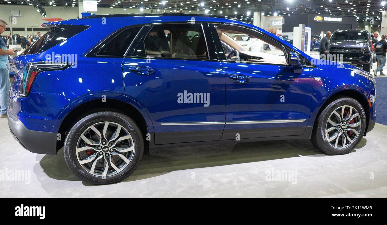 14. August 2022, Detroit, Michigan, USA: Cadillac XT5 glänzt auf der Detroit Auto Show 2022 (Foto: © Alexis Doty/ZUMA Press Wire) Stockfoto