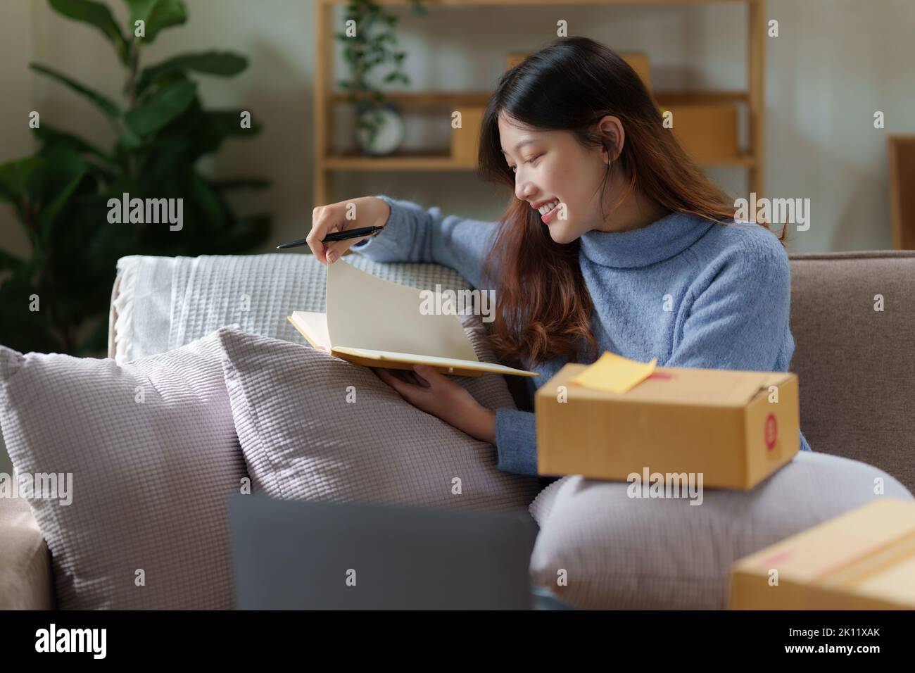 Asiatische KMU-Geschäft Frau arbeitet im Home Office. Online-Shopping-Konzept Stockfoto