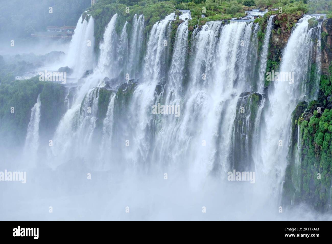 Iguazu Wasserfälle Panoramablick szenische Aussicht regnerisches Wetter Stockfoto