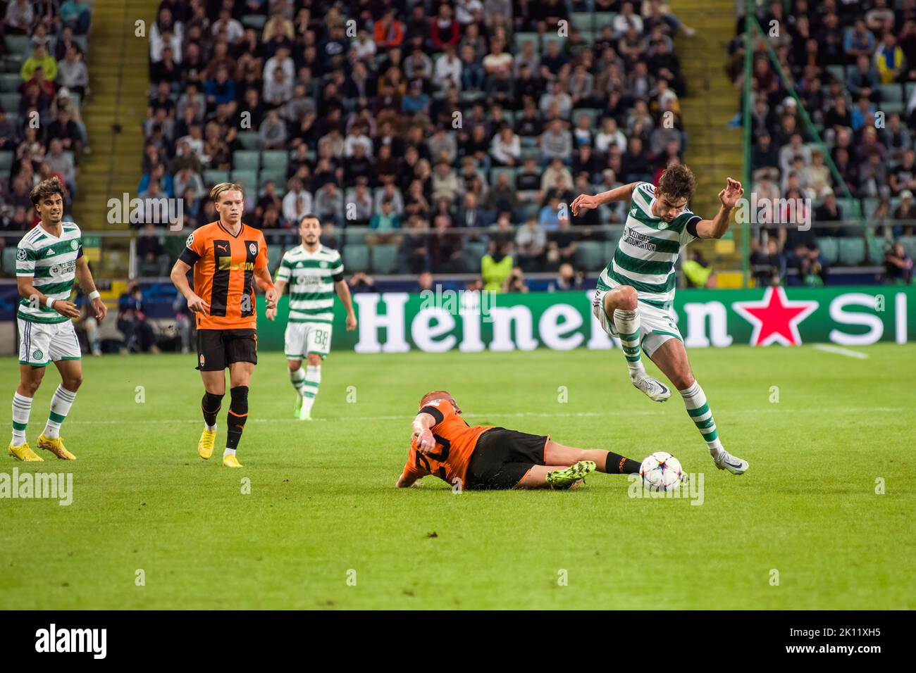 Warschau, Polen. 14. September 2022. Matt O'Riley (R) vom FC Celtic in Aktion während des UEFA Champions League 2022/23 Group F Fußballspiels zwischen Shakhtar Donetsk und dem FC Celtic im Legia Warsaw Municipal Stadium. Endergebnis: Shakhtar Donetsk 1:1 Celtic FC. Kredit: SOPA Images Limited/Alamy Live Nachrichten Stockfoto