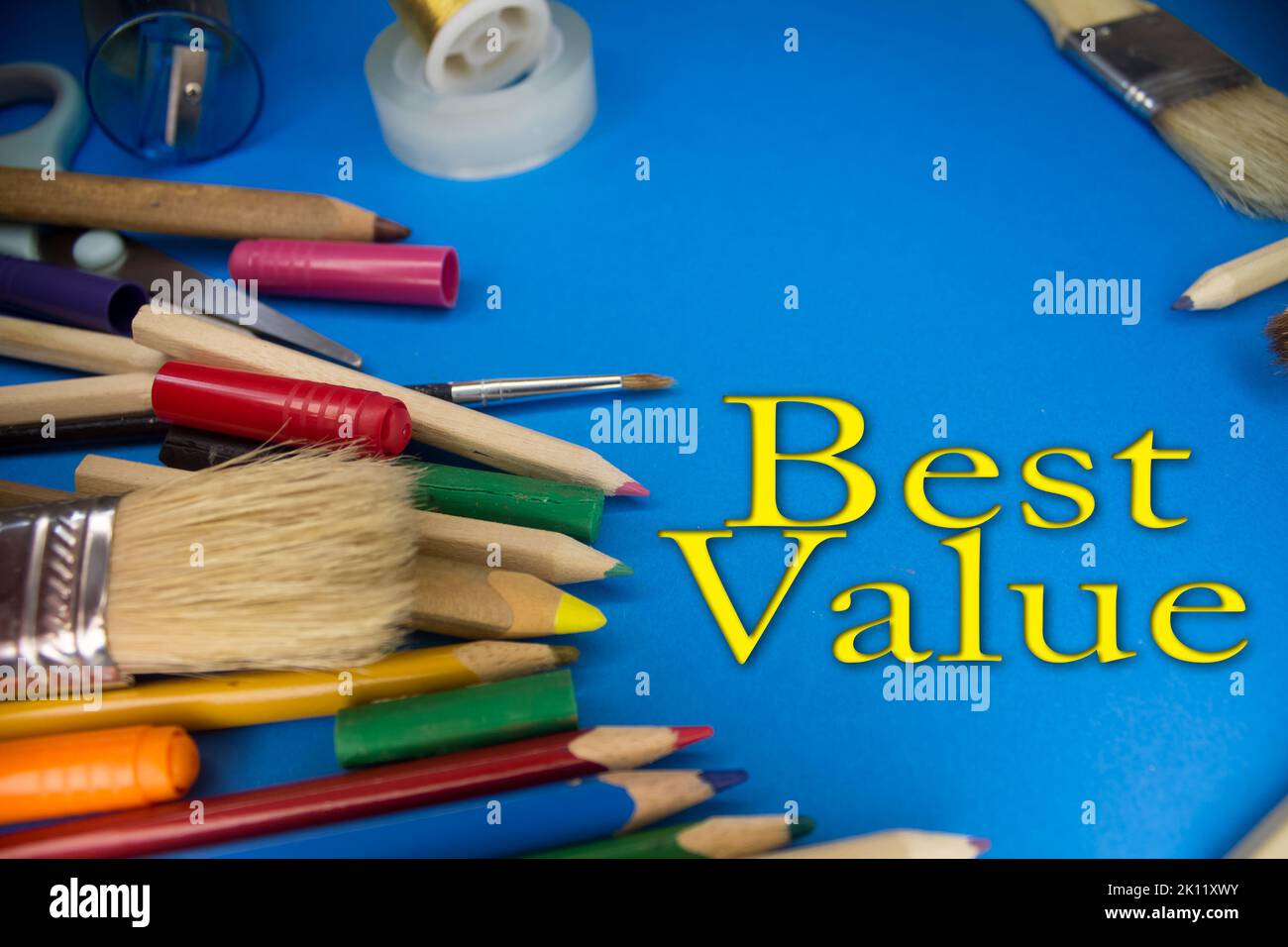 Overhead-Aufnahme von Schulmaterial mit dem Text „Best Value“. Pinsel, Bleistifte, künstlerische Werkzeuge. Kunst Und Handwerk Arbeitswerkzeuge. Stockfoto