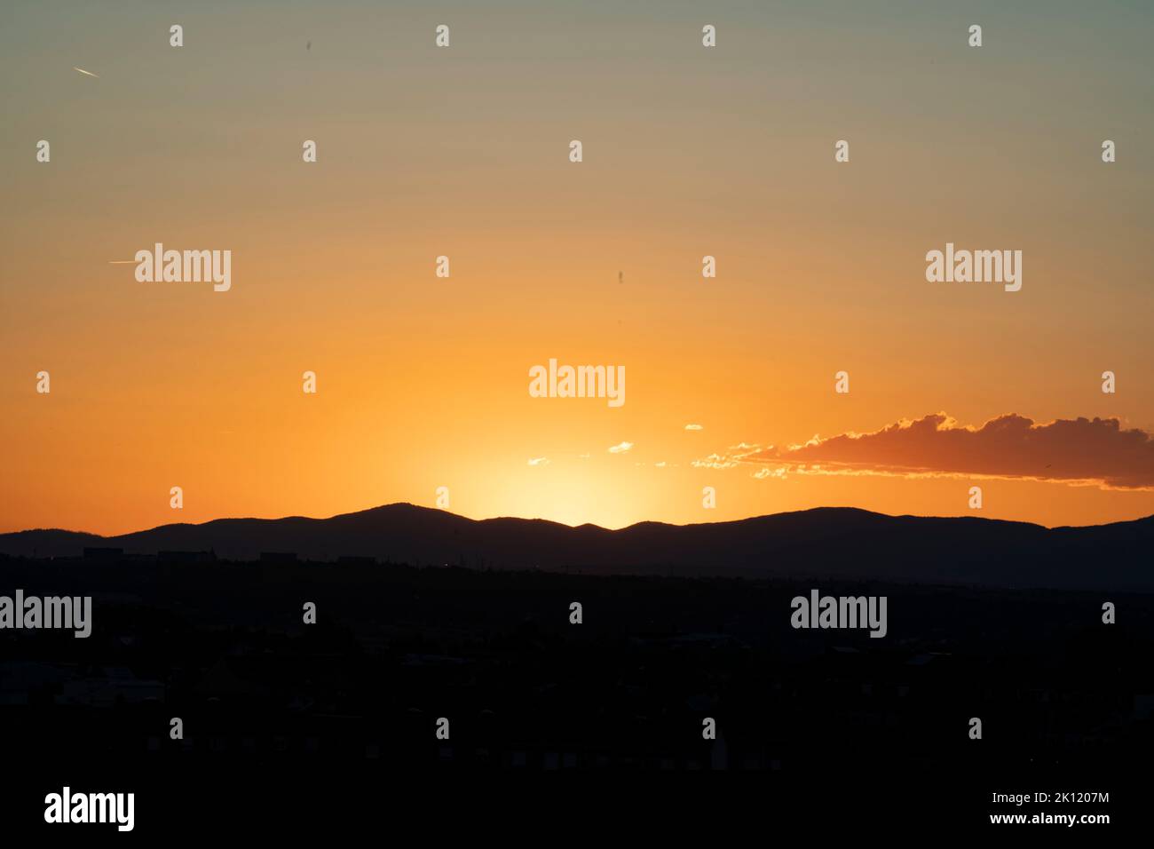 Verschwommener Himmel in der Dämmerung, Hintergrund mit goldenen Stunden. Berge Silhouette und Wolke. Speicherplatz kopieren Stockfoto