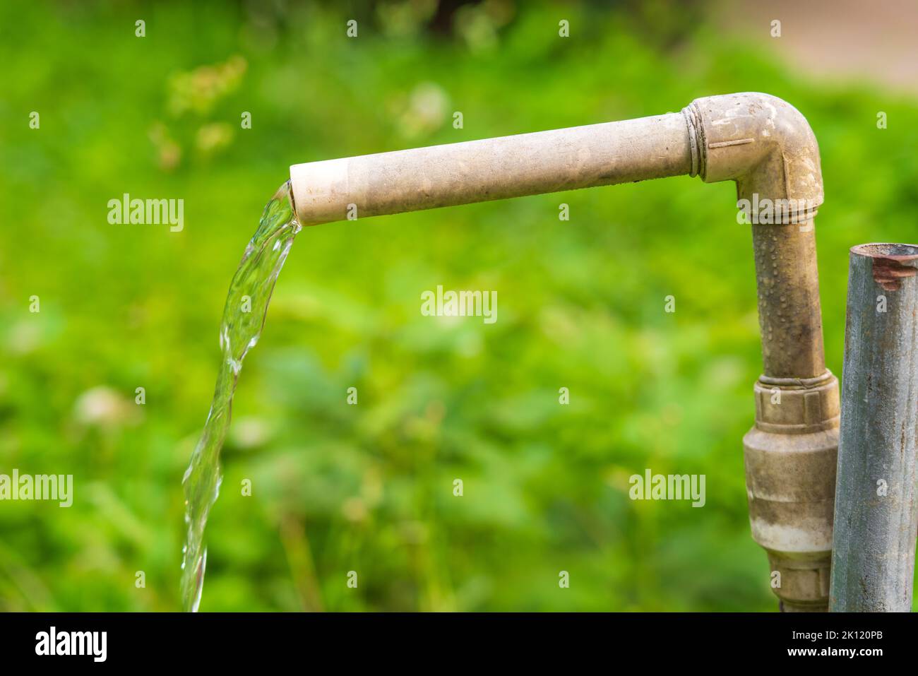 Wasserstrahl aus einem Rohr Stockfoto