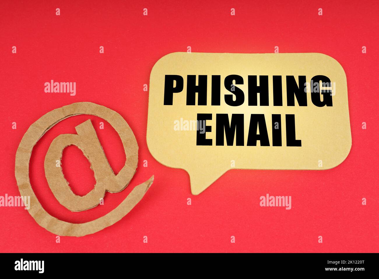 E-Mail und Business. Auf einer roten Oberfläche ein Symbol und ein Schild mit der Aufschrift - Phishing email Stockfoto