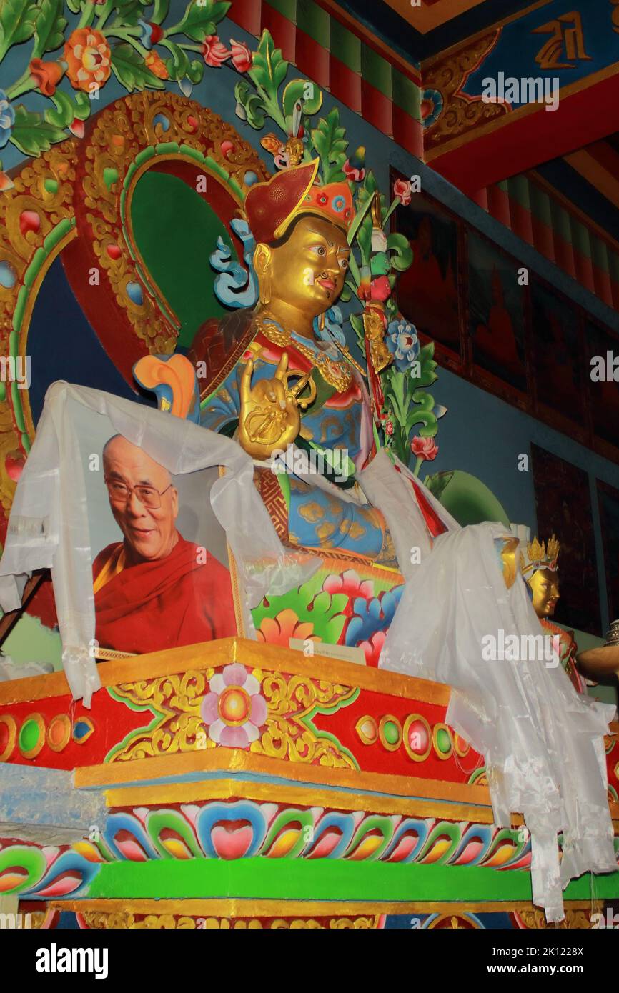 Tawang, Arunachal Pradesh, Indien - 7.. Dezember 2020: Statue des padmasambhava-Guru Rinpoche in einem Kloster in der Bergstation Tawang Stockfoto