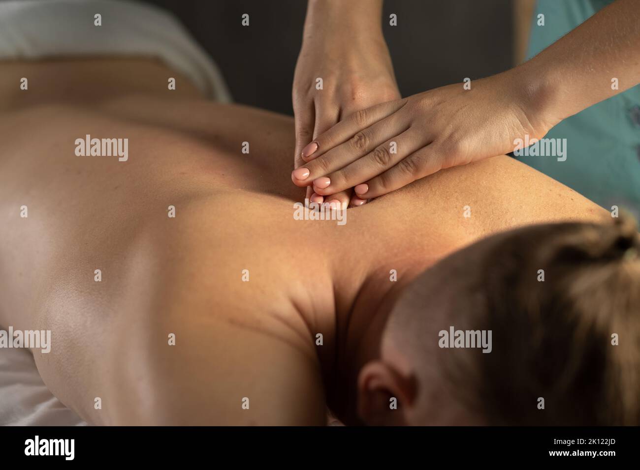 Mann bekommt Rückenmassage von Masseuse, Männer Spa-Konzept Stockfoto