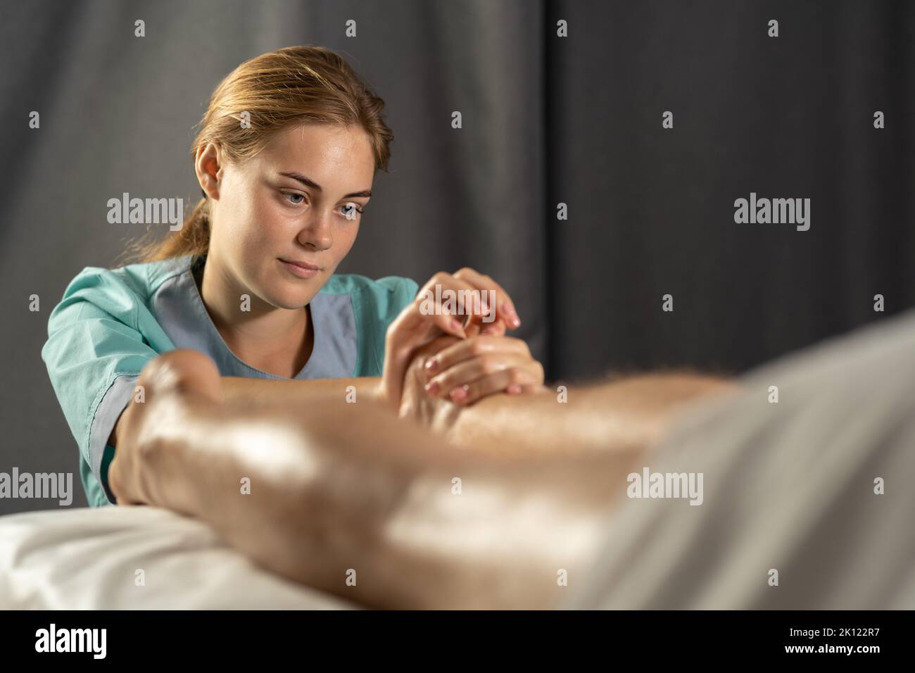 Mann mit Fußmassage im medizinischen Büro. Massage Spa-Behandlungen Stockfoto