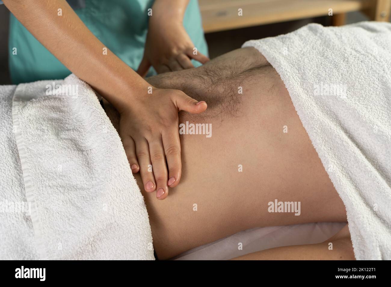 Entspannende Massage und körperformende Massage, Lymphdrainage, manuelle und ästhetische Verfahren, Hände massieren Bauch im Spa Stockfoto