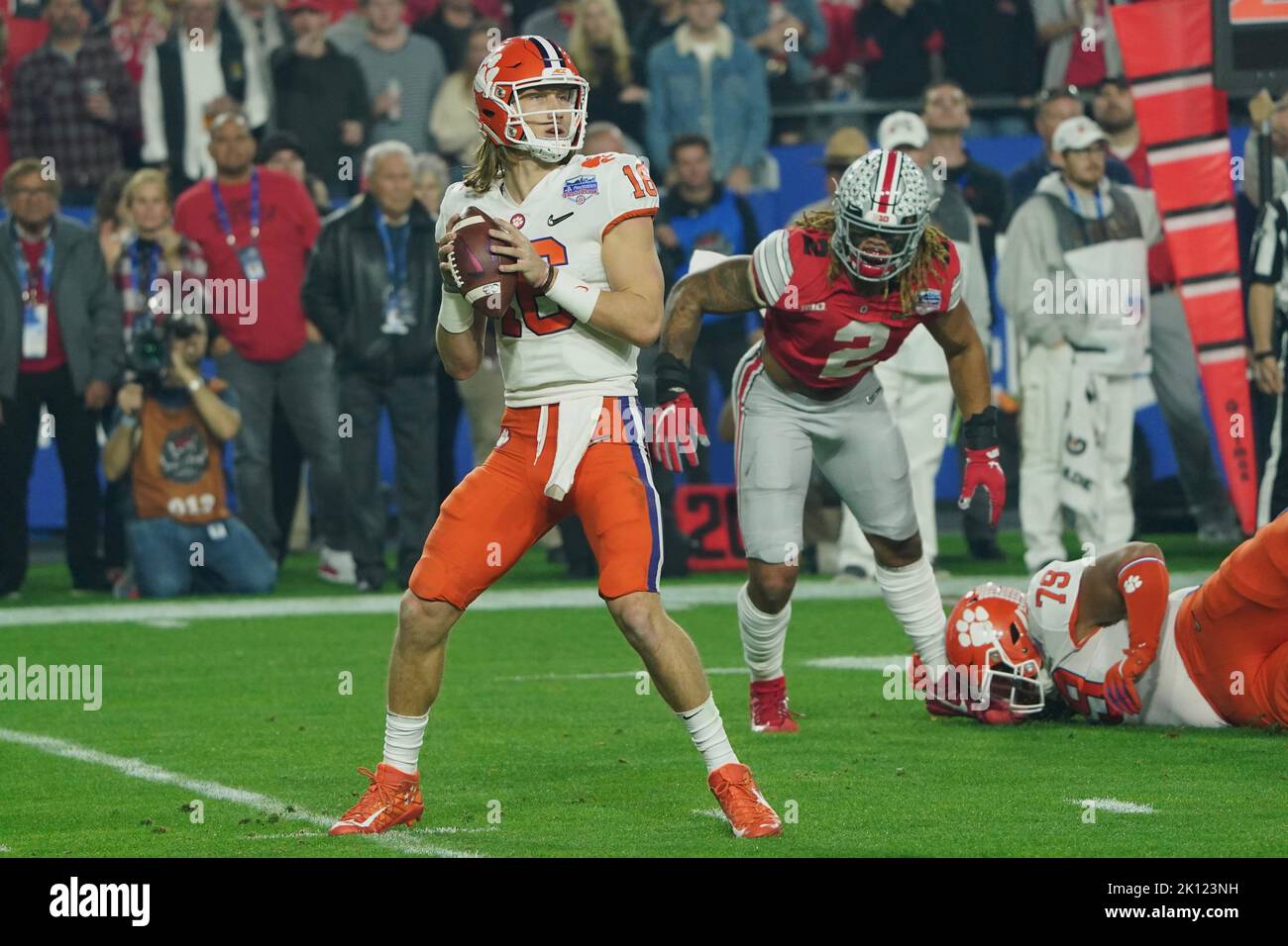 Der Quarterback Trevor Lawrence der Clemson University in Aktion während eines NCAA-Fußballschüsselspiels. Stockfoto