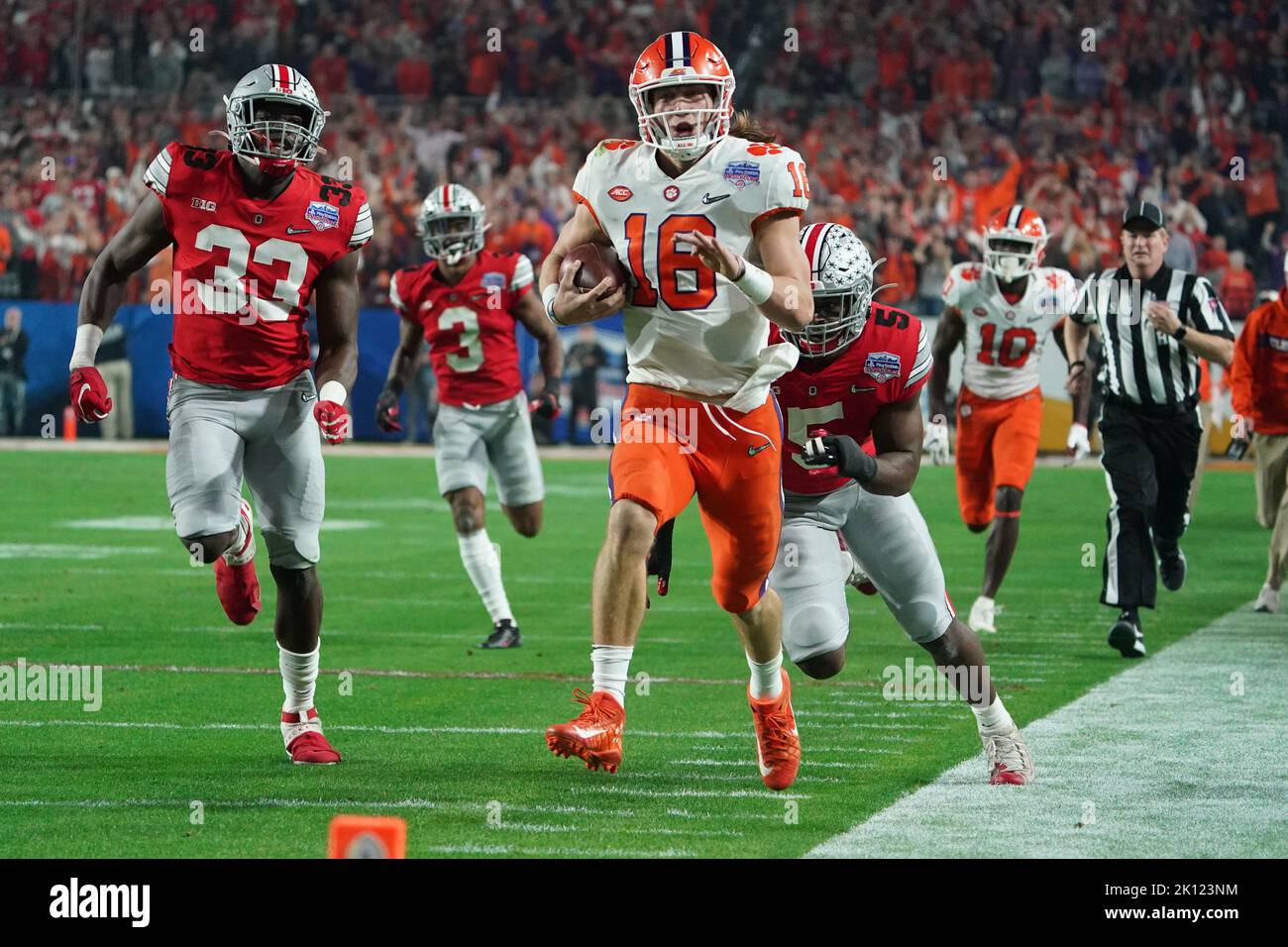 Der Quarterback Trevor Lawrence der Clemson University in Aktion während eines NCAA-Fußballschüsselspiels. Stockfoto