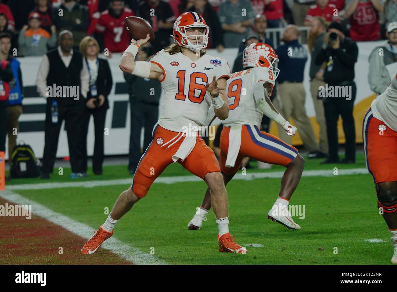 Der Quarterback Trevor Lawrence der Clemson University in Aktion während eines NCAA-Fußballschüsselspiels. Stockfoto