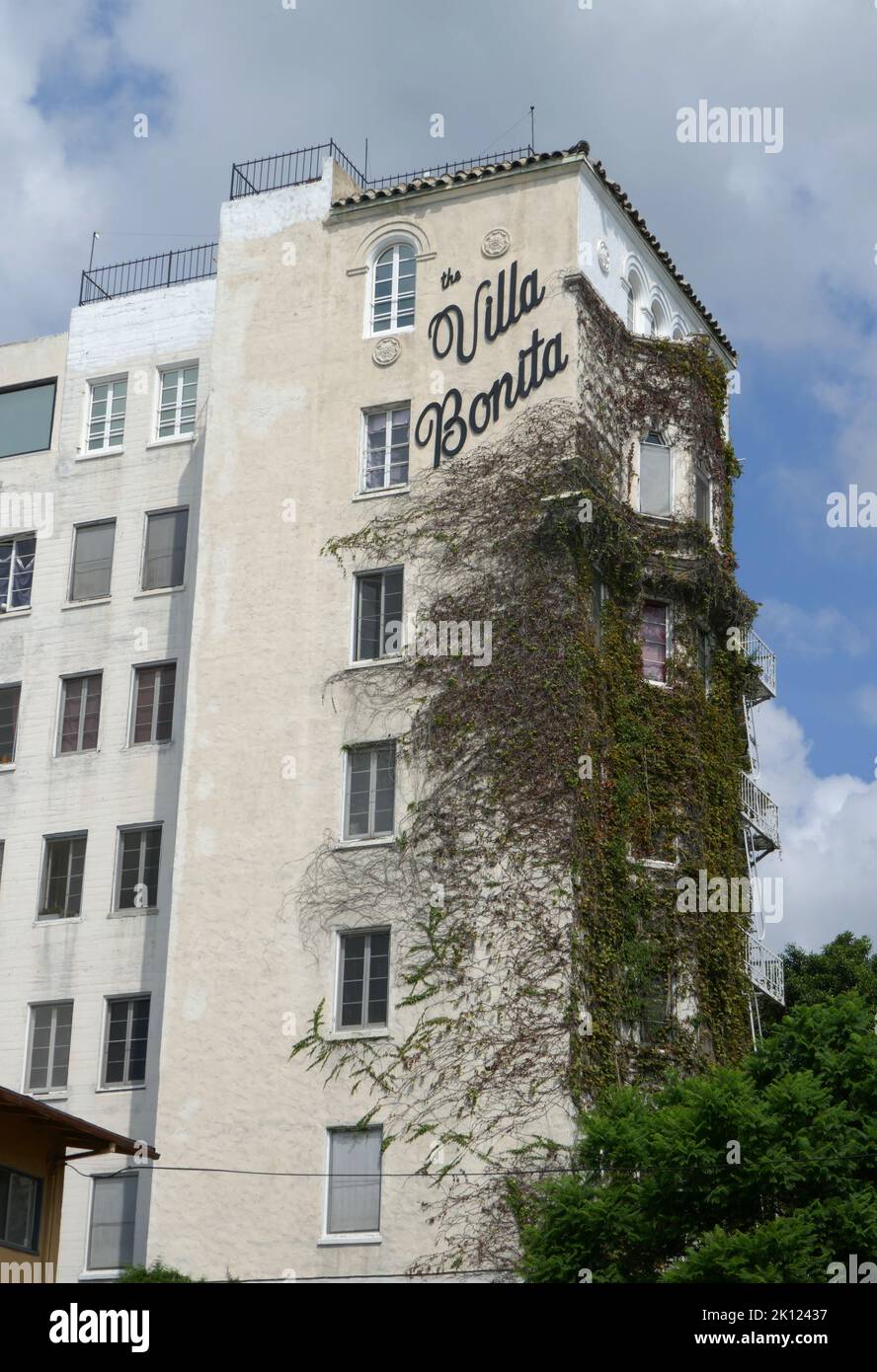 Los Angeles, California, USA 12. September 2022 Villa Bonita Apartments Building, ursprünglich für Cecil B. DeMille und ihre Crew/Casts gebaut, und ehemaliges Zuhause von Schauspieler Errol Flynn und Regisseur Francis Ford Coppola in der 1817 Hillcrest Road am 12. September 2022 in Los Angeles, Kalifornien, USA. Foto von Barry King/Alamy Stockfoto Stockfoto