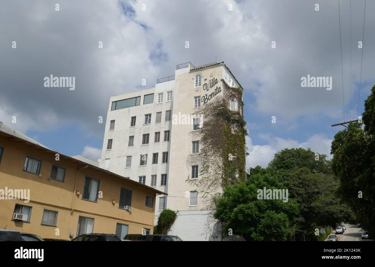 Los Angeles, California, USA 12. September 2022 Villa Bonita Apartments Building, ursprünglich für Cecil B. DeMille und ihre Crew/Casts gebaut, und ehemaliges Zuhause von Schauspieler Errol Flynn und Regisseur Francis Ford Coppola in der 1817 Hillcrest Road am 12. September 2022 in Los Angeles, Kalifornien, USA. Foto von Barry King/Alamy Stockfoto Stockfoto