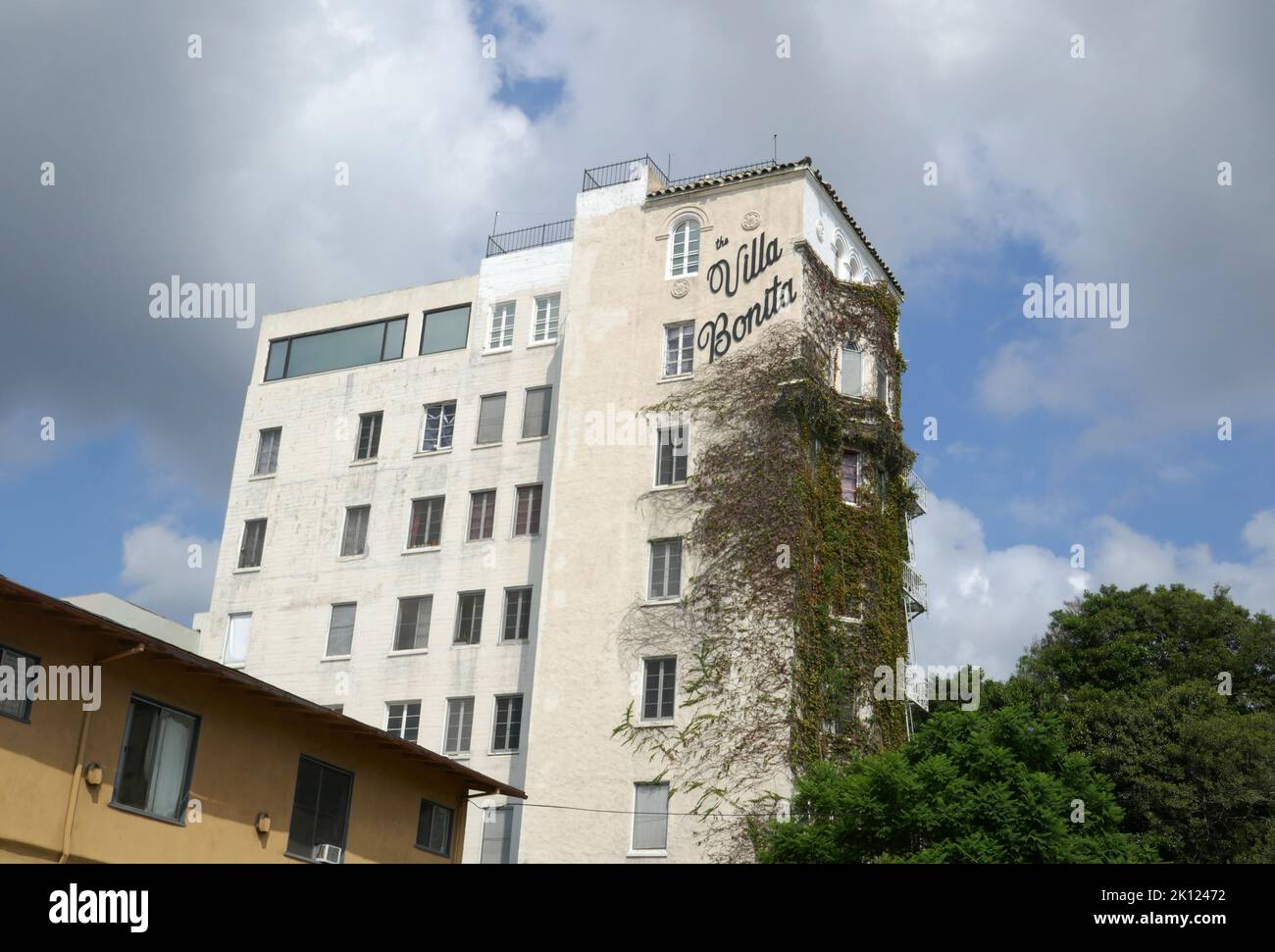 Los Angeles, California, USA 12. September 2022 Villa Bonita Apartments Building, ursprünglich für Cecil B. DeMille und ihre Crew/Casts gebaut, und ehemaliges Zuhause von Schauspieler Errol Flynn und Regisseur Francis Ford Coppola in der 1817 Hillcrest Road am 12. September 2022 in Los Angeles, Kalifornien, USA. Foto von Barry King/Alamy Stockfoto Stockfoto