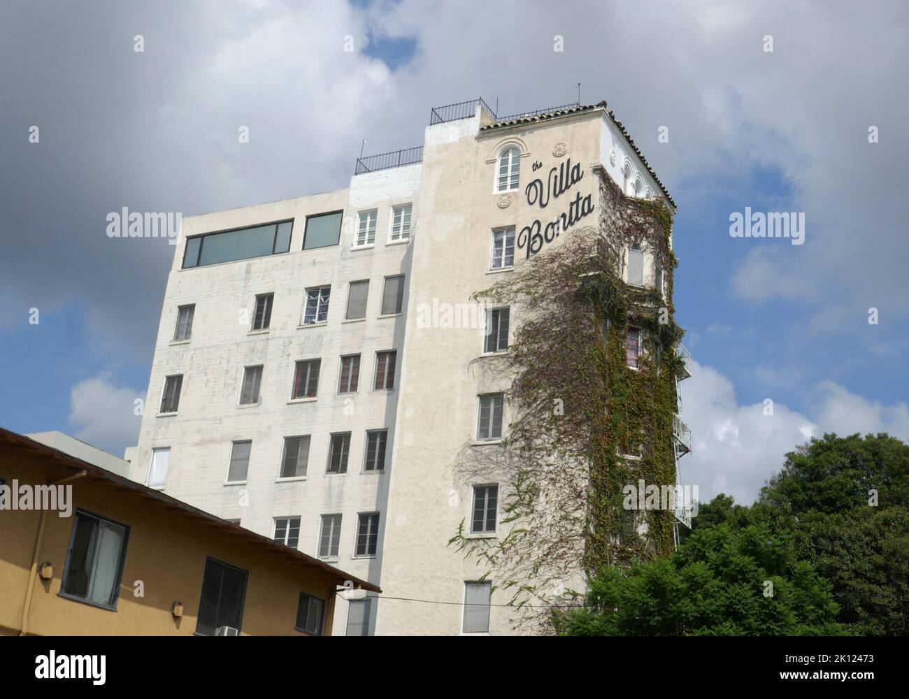 Los Angeles, California, USA 12. September 2022 Villa Bonita Apartments Building, ursprünglich für Cecil B. DeMille und ihre Crew/Casts gebaut, und ehemaliges Zuhause von Schauspieler Errol Flynn und Regisseur Francis Ford Coppola in der 1817 Hillcrest Road am 12. September 2022 in Los Angeles, Kalifornien, USA. Foto von Barry King/Alamy Stockfoto Stockfoto