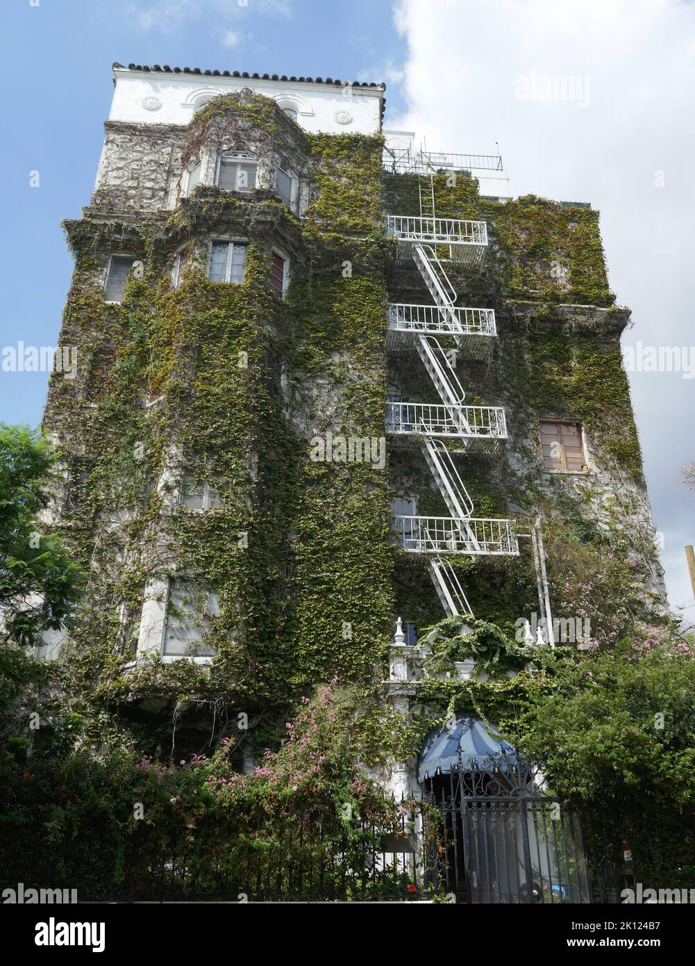 Los Angeles, California, USA 12. September 2022 Villa Bonita Apartments Building, ursprünglich für Cecil B. DeMille und ihre Crew/Casts gebaut, und ehemaliges Zuhause von Schauspieler Errol Flynn und Regisseur Francis Ford Coppola in der 1817 Hillcrest Road am 12. September 2022 in Los Angeles, Kalifornien, USA. Foto von Barry King/Alamy Stockfoto Stockfoto