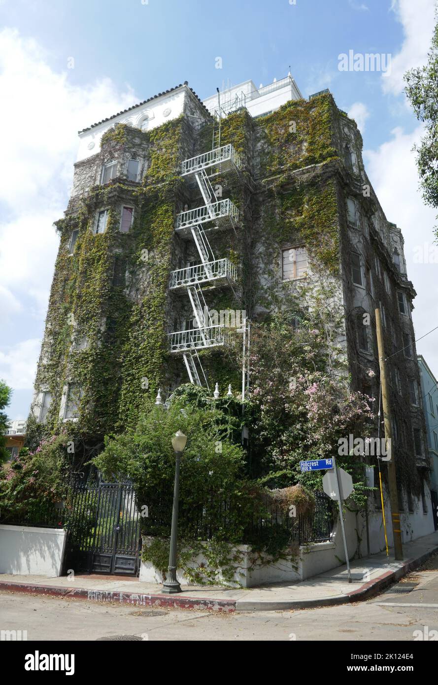 Los Angeles, California, USA 12. September 2022 Villa Bonita Apartments Building, ursprünglich für Cecil B. DeMille und ihre Crew/Casts gebaut, und ehemaliges Zuhause von Schauspieler Errol Flynn und Regisseur Francis Ford Coppola in der 1817 Hillcrest Road am 12. September 2022 in Los Angeles, Kalifornien, USA. Foto von Barry King/Alamy Stockfoto Stockfoto