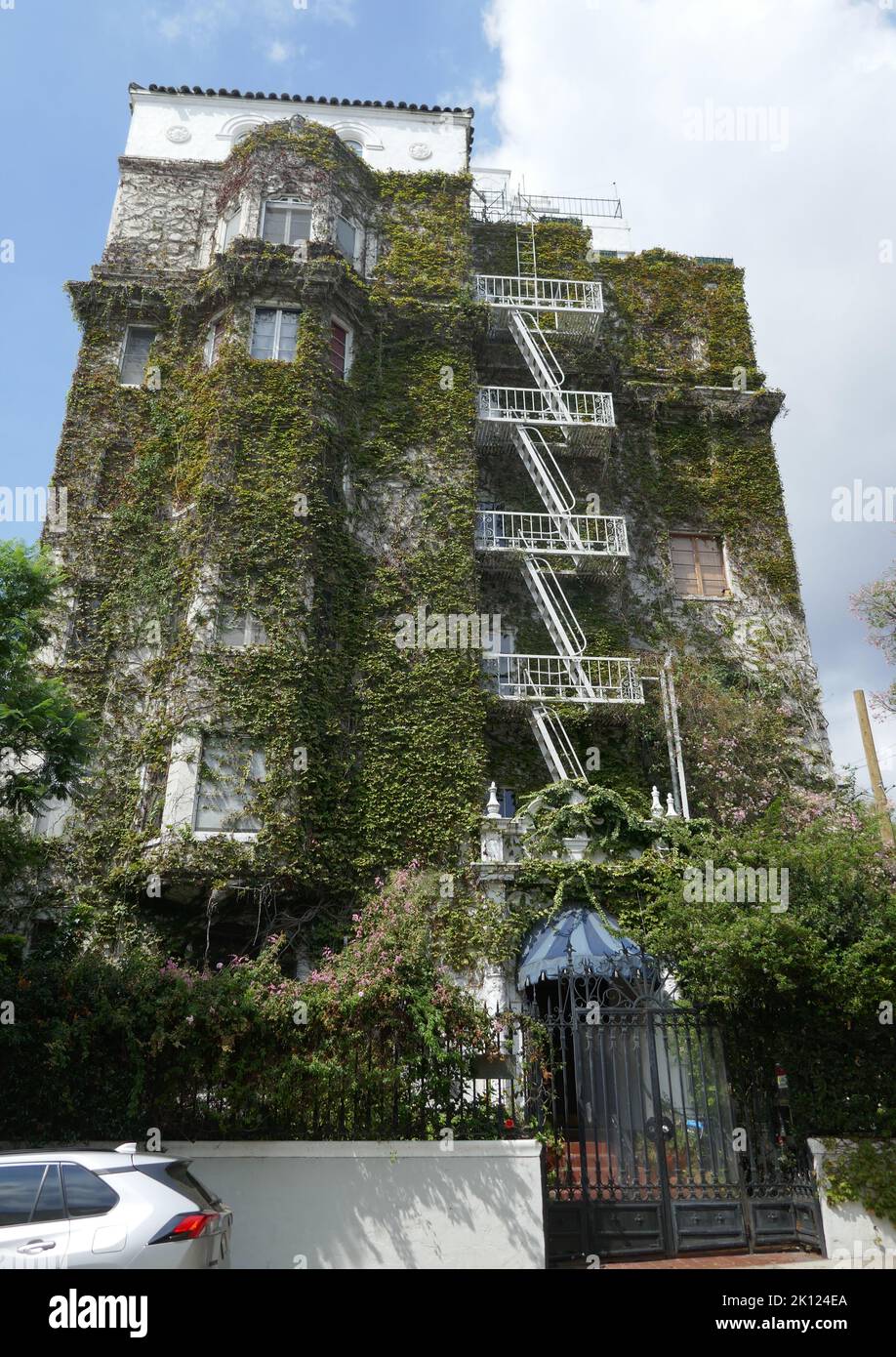 Los Angeles, California, USA 12. September 2022 Villa Bonita Apartments Building, ursprünglich für Cecil B. DeMille und ihre Crew/Casts gebaut, und ehemaliges Zuhause von Schauspieler Errol Flynn und Regisseur Francis Ford Coppola in der 1817 Hillcrest Road am 12. September 2022 in Los Angeles, Kalifornien, USA. Foto von Barry King/Alamy Stockfoto Stockfoto