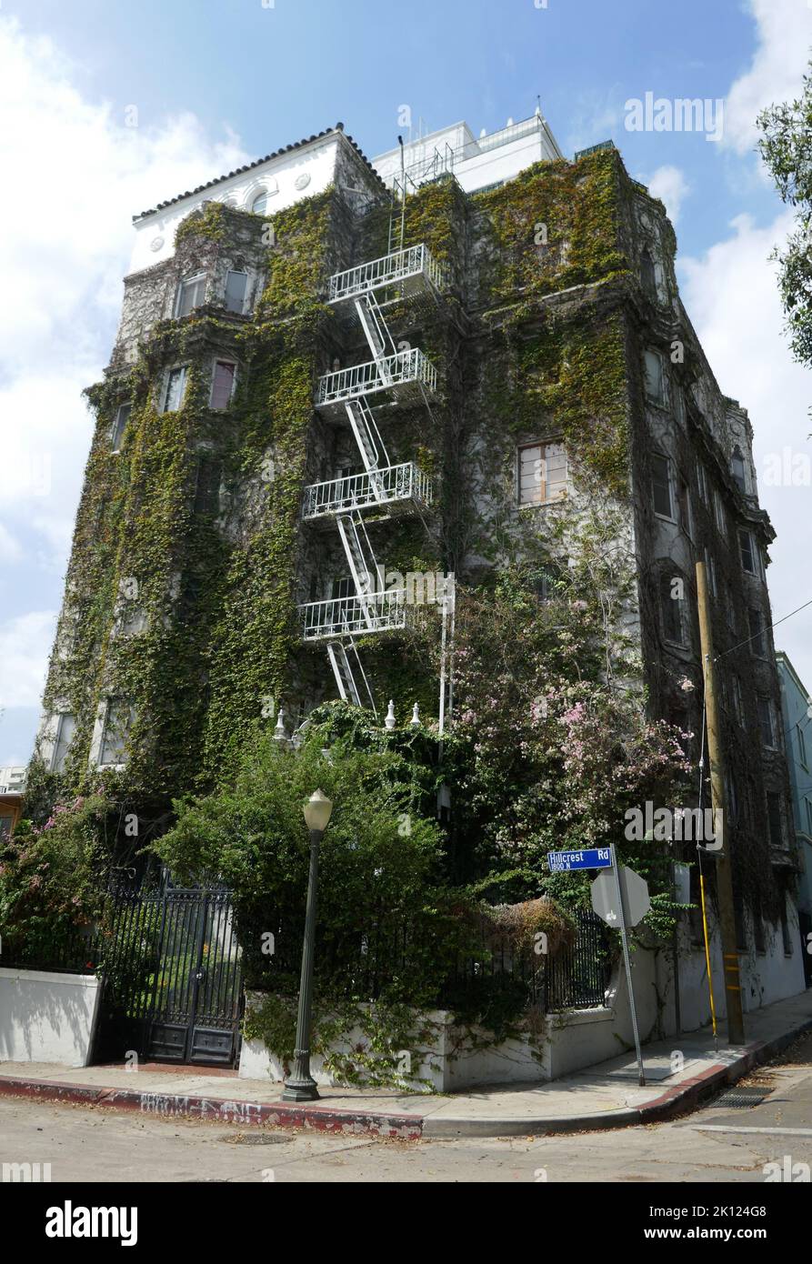 Los Angeles, California, USA 12. September 2022 Villa Bonita Apartments Building, ursprünglich für Cecil B. DeMille und ihre Crew/Casts gebaut, und ehemaliges Zuhause von Schauspieler Errol Flynn und Regisseur Francis Ford Coppola in der 1817 Hillcrest Road am 12. September 2022 in Los Angeles, Kalifornien, USA. Foto von Barry King/Alamy Stockfoto Stockfoto