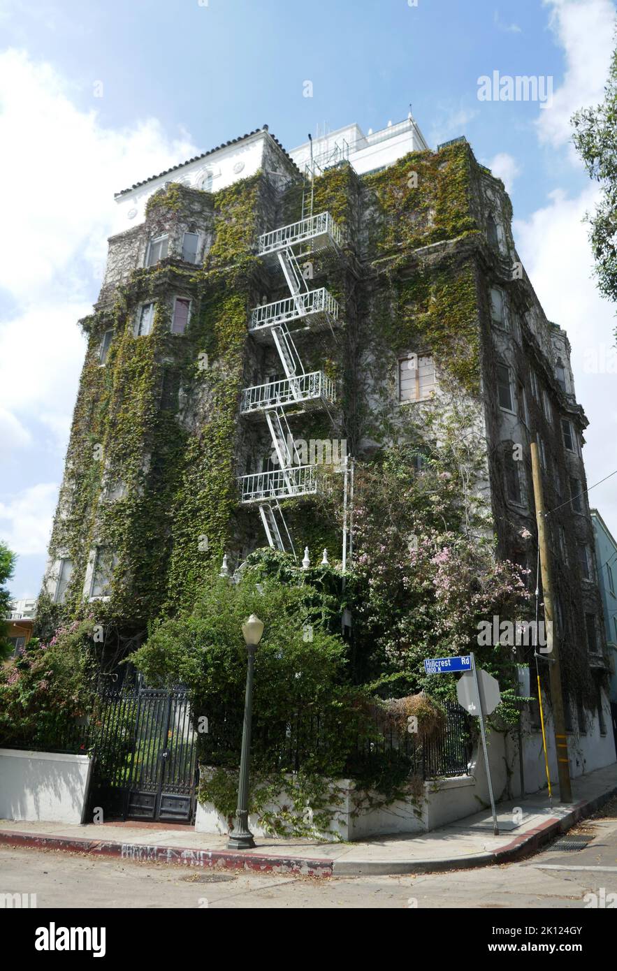 Los Angeles, California, USA 12. September 2022 Villa Bonita Apartments Building, ursprünglich für Cecil B. DeMille und ihre Crew/Casts gebaut, und ehemaliges Zuhause von Schauspieler Errol Flynn und Regisseur Francis Ford Coppola in der 1817 Hillcrest Road am 12. September 2022 in Los Angeles, Kalifornien, USA. Foto von Barry King/Alamy Stockfoto Stockfoto