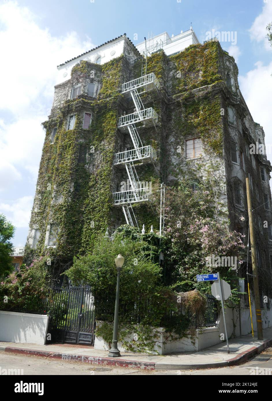 Los Angeles, California, USA 12. September 2022 Villa Bonita Apartments Building, ursprünglich für Cecil B. DeMille und ihre Crew/Casts gebaut, und ehemaliges Zuhause von Schauspieler Errol Flynn und Regisseur Francis Ford Coppola in der 1817 Hillcrest Road am 12. September 2022 in Los Angeles, Kalifornien, USA. Foto von Barry King/Alamy Stockfoto Stockfoto