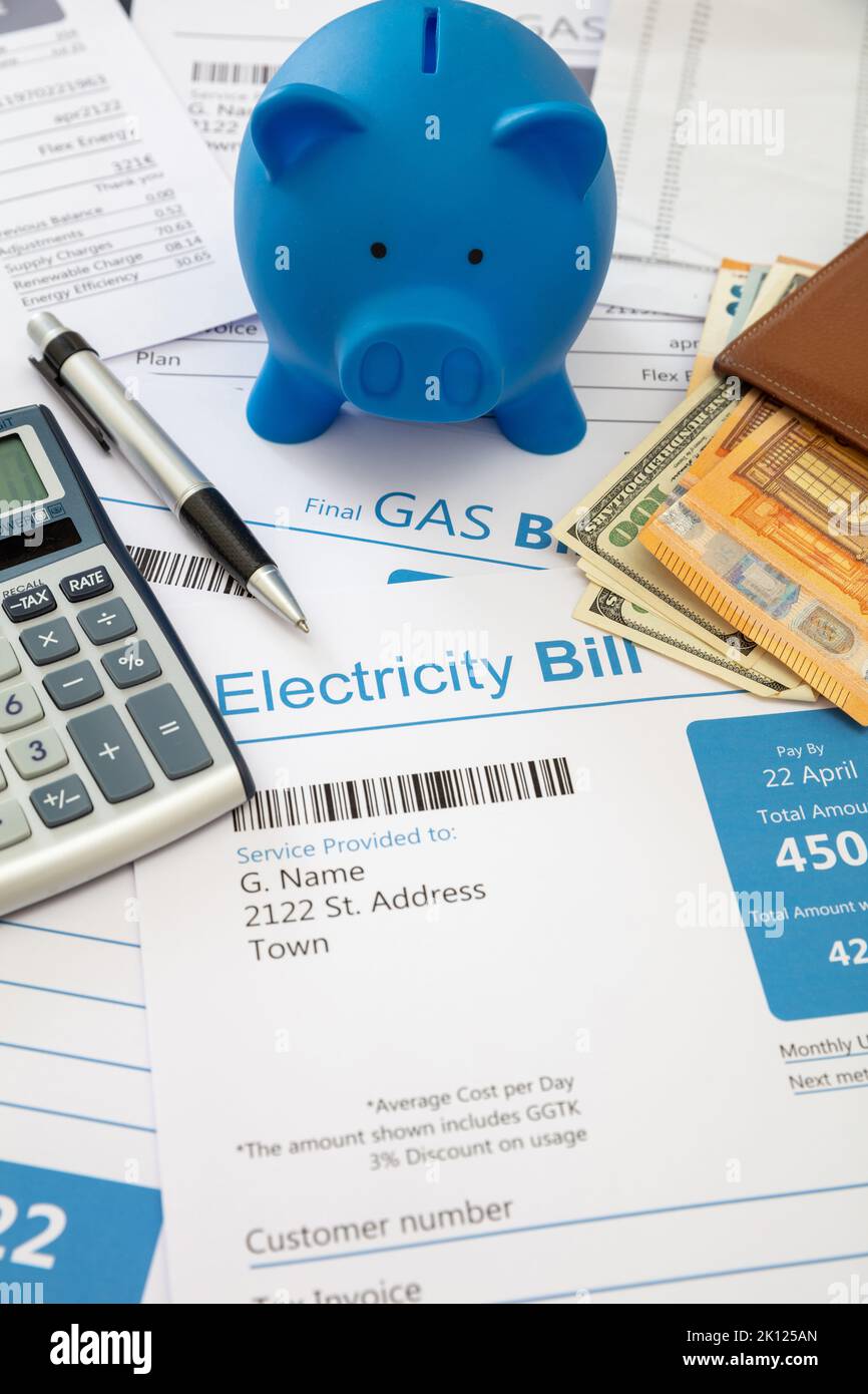 Strom- und Gasrechnungen und Sparschwein. Heiz- und Energiekosten erhöhen und Einsparkonzept. Stockfoto