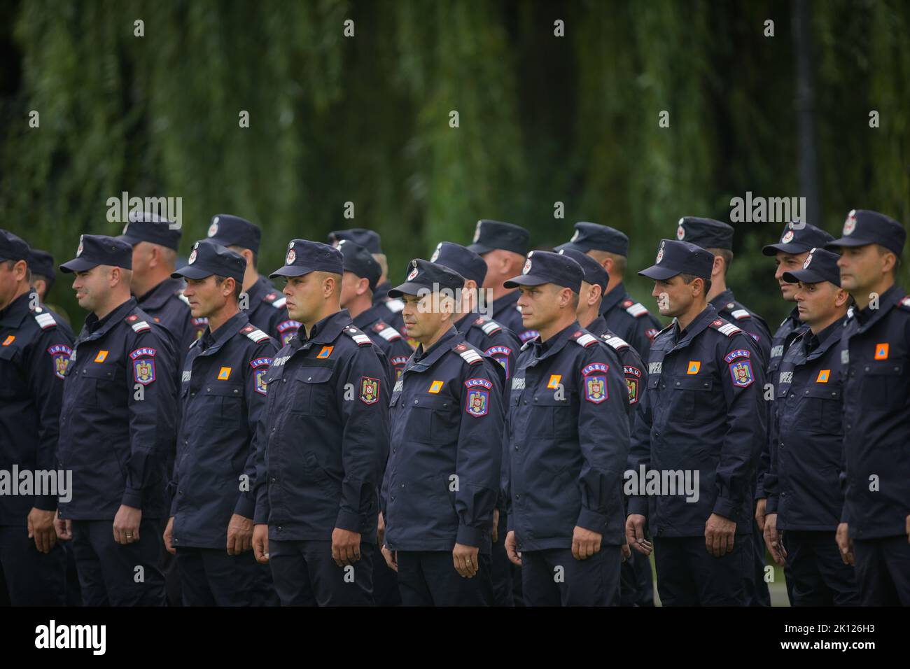 Bukarest, Rumänien - 13. September 2022: Rumänische Feuerwehrleute nehmen an einer Zeremonie während des Nationalen Feuerwehrtages Teil. Stockfoto