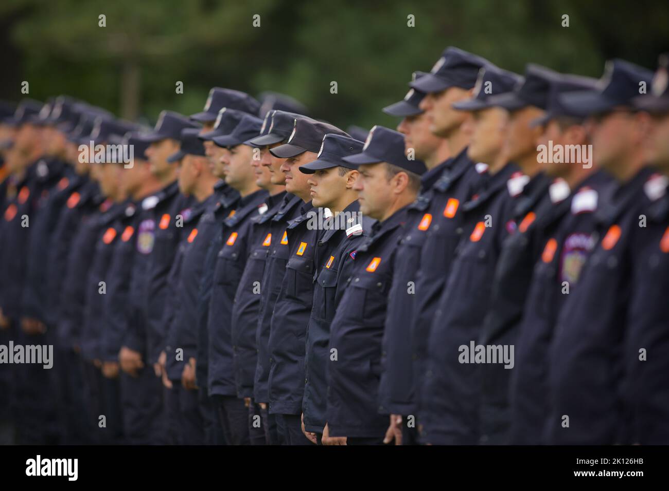 Bukarest, Rumänien - 13. September 2022: Rumänische Feuerwehrleute nehmen an einer Zeremonie während des Nationalen Feuerwehrtages Teil. Stockfoto