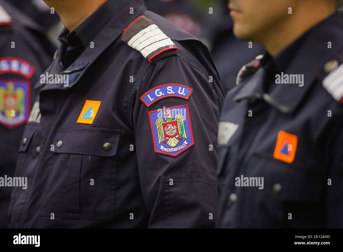 Bukarest, Rumänien - 13. September 2022: Details mit dem IGSU-Logo (Rumänische Feuerwehrleute) auf einer Uniform. Stockfoto