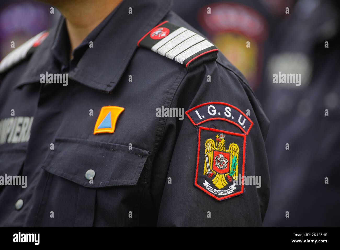 Bukarest, Rumänien - 13. September 2022: Details mit dem IGSU-Logo (Rumänische Feuerwehrleute) auf einer Uniform. Stockfoto