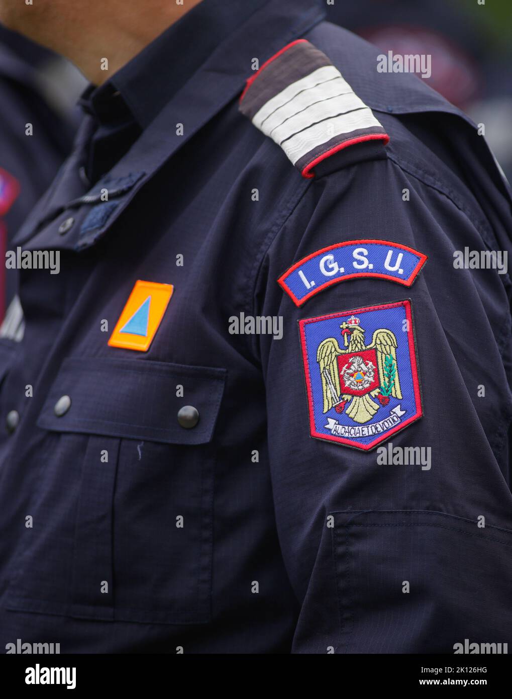 Bukarest, Rumänien - 13. September 2022: Details mit dem IGSU-Logo (Rumänische Feuerwehrleute) auf einer Uniform. Stockfoto
