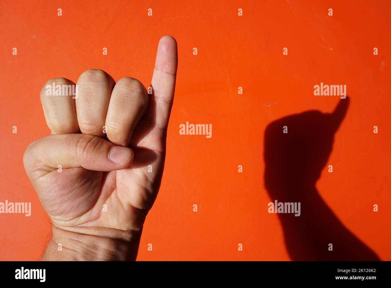 Handzeichen und Schatten mit nur dem kleinen Finger angehoben Stockfoto