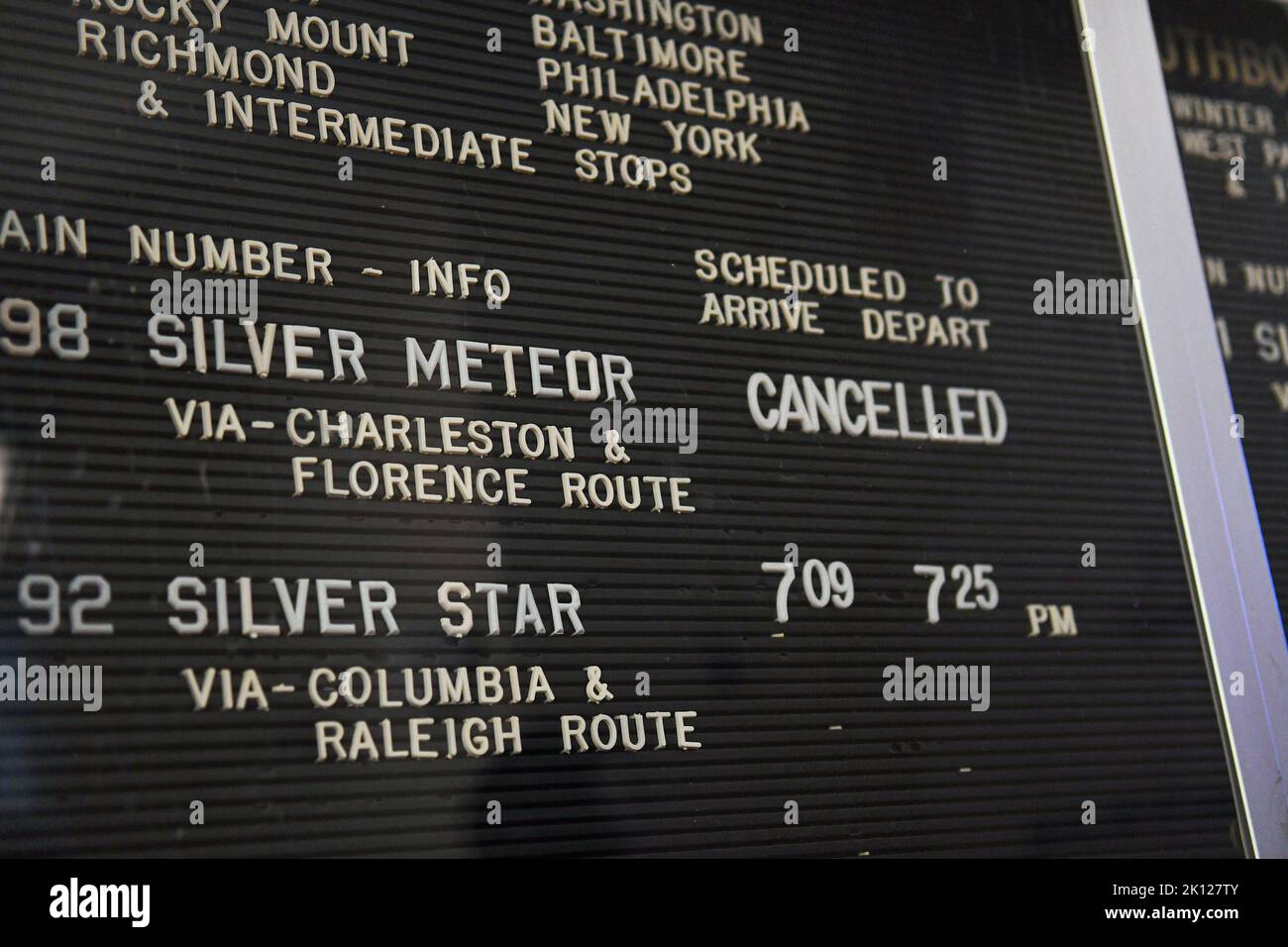 Orlando, Usa. 15. September 2022. Eine Anzeigetafel am Amtrak-Bahnhof von Orlando zeigt die Annullierung des Silver Meteor-Zuges vor einem möglichen landesweiten Eisenbahnstreik. Eisenbahner und Gewerkschaften verhandeln über einen Lohnstreit, der, wenn er nicht erfolgreich ist, bereits am 16. September 2022 zu einem Eisenbahnstreik im Güterverkehr führen könnte, dem größten seiner Art seit 30 Jahren. Kredit: SOPA Images Limited/Alamy Live Nachrichten Stockfoto