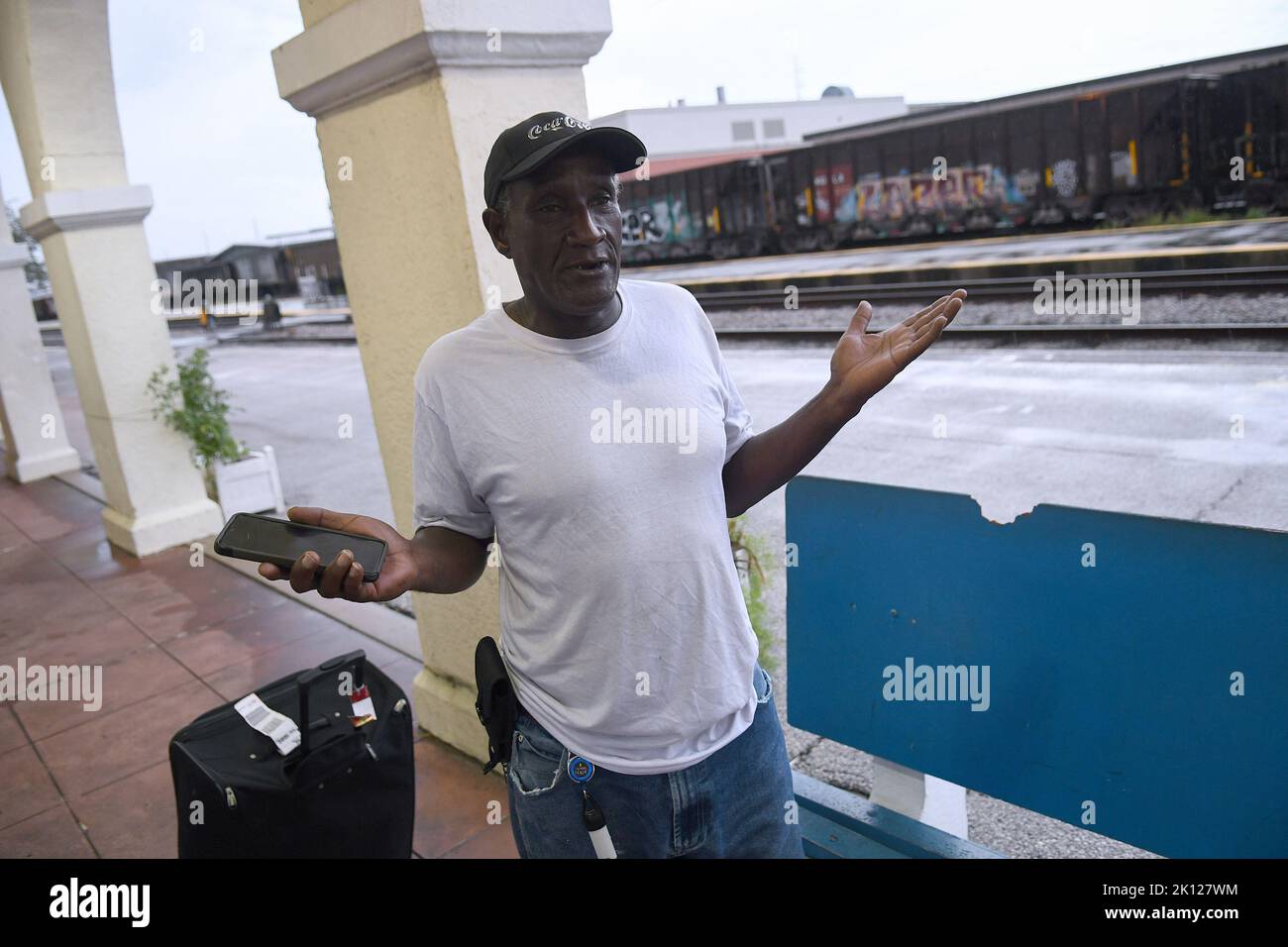 Orlando, Usa. 14. September 2022. Der Bahnreisende Jerry Martin wartet am Amtrak-Bahnhof in Orlando, nachdem er erfahren hatte, dass sein Zug nach Philadelphia in Richtung Norden vor einem möglichen landesweiten Eisenbahnstreik abgesagt wurde. Eisenbahner und Gewerkschaften verhandeln über einen Lohnstreit, der, wenn er nicht erfolgreich ist, bereits am 16. September 2022 zu einem Eisenbahnstreik im Güterverkehr führen könnte, dem größten seiner Art seit 30 Jahren. Kredit: SOPA Images Limited/Alamy Live Nachrichten Stockfoto