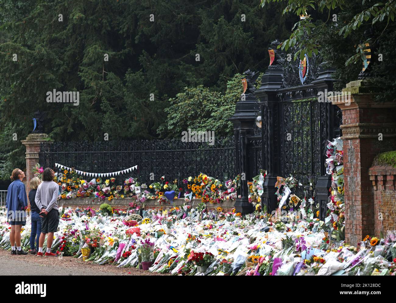 Sandringham, Großbritannien. 12. September 2022. Blumengebete heute, 12.. September, bei den Norwich Gates in Sandringham, Norfolk. Das Land trauert noch offiziell um Königin Elisabeth II., die von König Karl III. Abgelöst wurde Königin Elizabeth II. Starb am 8. September 2022, als sie im Balmoral Castle in Schottland wohnte. Kredit: Paul Marriott/Alamy Live Nachrichten Stockfoto