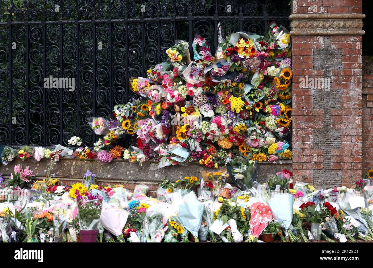 Sandringham, Großbritannien. 12. September 2022. Blumengebete heute, 12.. September, bei den Norwich Gates in Sandringham, Norfolk. Das Land trauert noch offiziell um Königin Elisabeth II., die von König Karl III. Abgelöst wurde Königin Elizabeth II. Starb am 8. September 2022, als sie im Balmoral Castle in Schottland wohnte. Kredit: Paul Marriott/Alamy Live Nachrichten Stockfoto