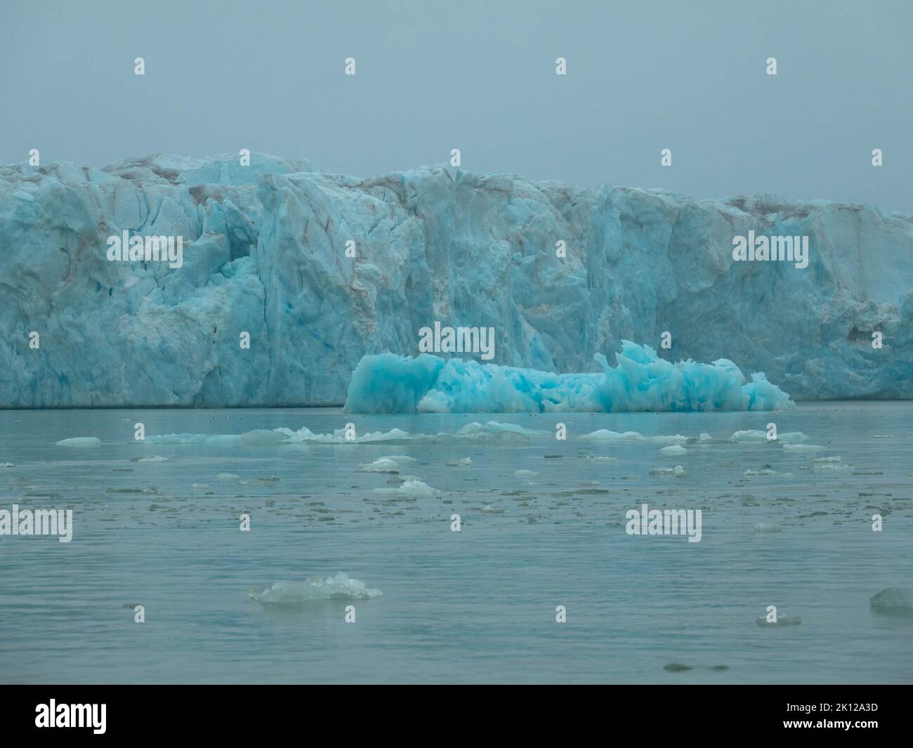 Panoramablick auf den 14.. Juli-Gletscher oder den Fjortende Julibreen. Ist ein schöner Gletscher, der im Nordwesten Spitzbergens gefunden wurde. Stockfoto