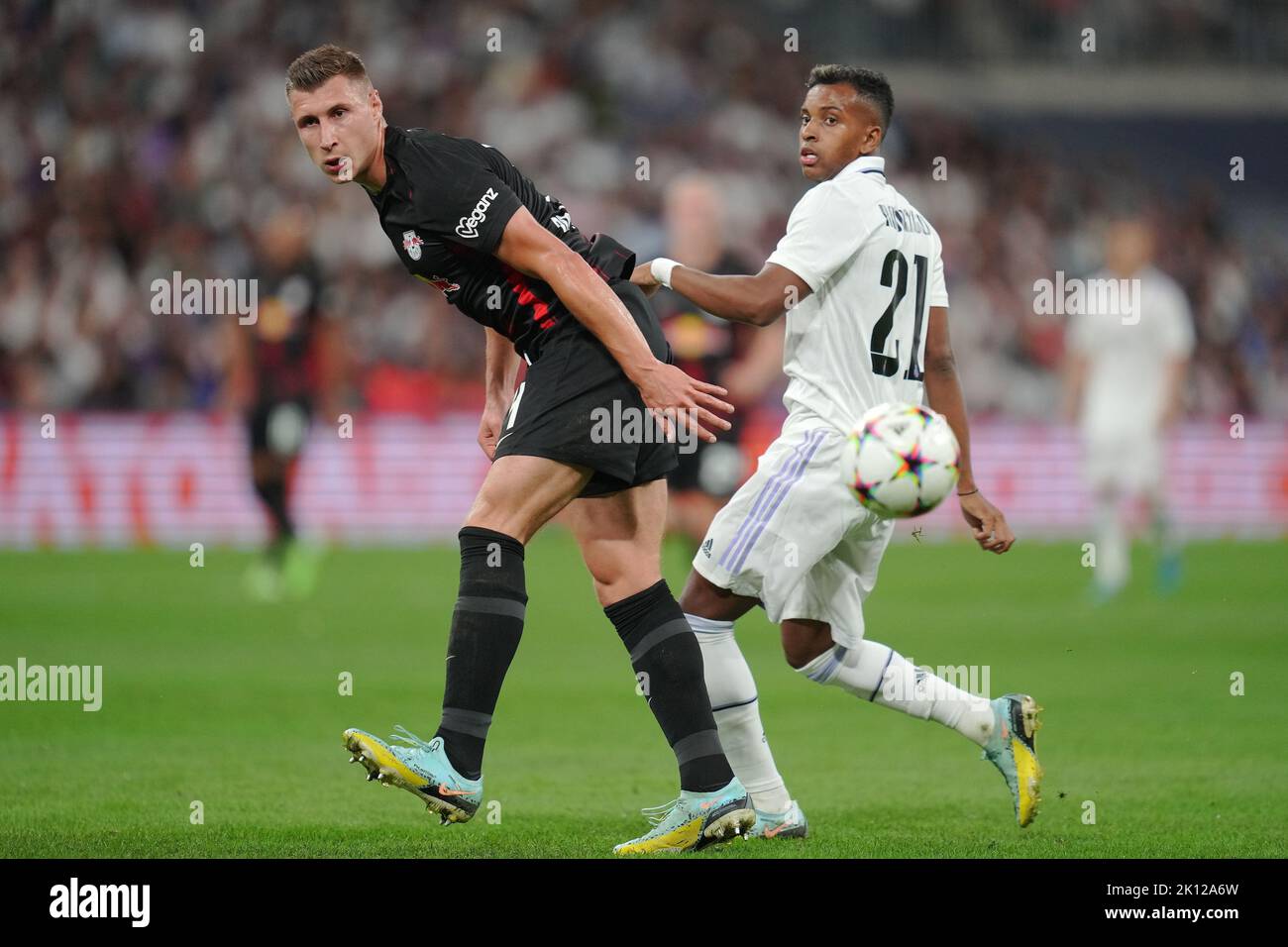 Madrid, Spanien. 14. September 2022. Rodrygo geht von Real Madrid und Willi Orban von RB Leipzig während des UEFA Champions League-Spiels zwischen Real Madrid und RB Leipzig, Gruppe F, gespielt im Santiago Bernabeu Stadion am 14. September 2022 in Madrid, Spanien. (Foto von Magma/PRESSIN) Quelle: PRESSINPHOTO SPORTS AGENCY/Alamy Live News Stockfoto