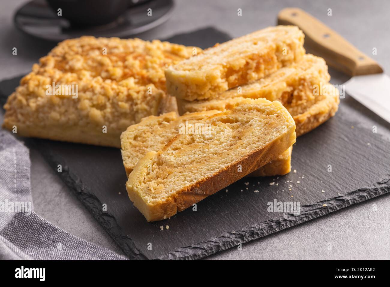 Süßer Kuchen mit Nussgeschmack auf dem Schneidebrett. Stockfoto